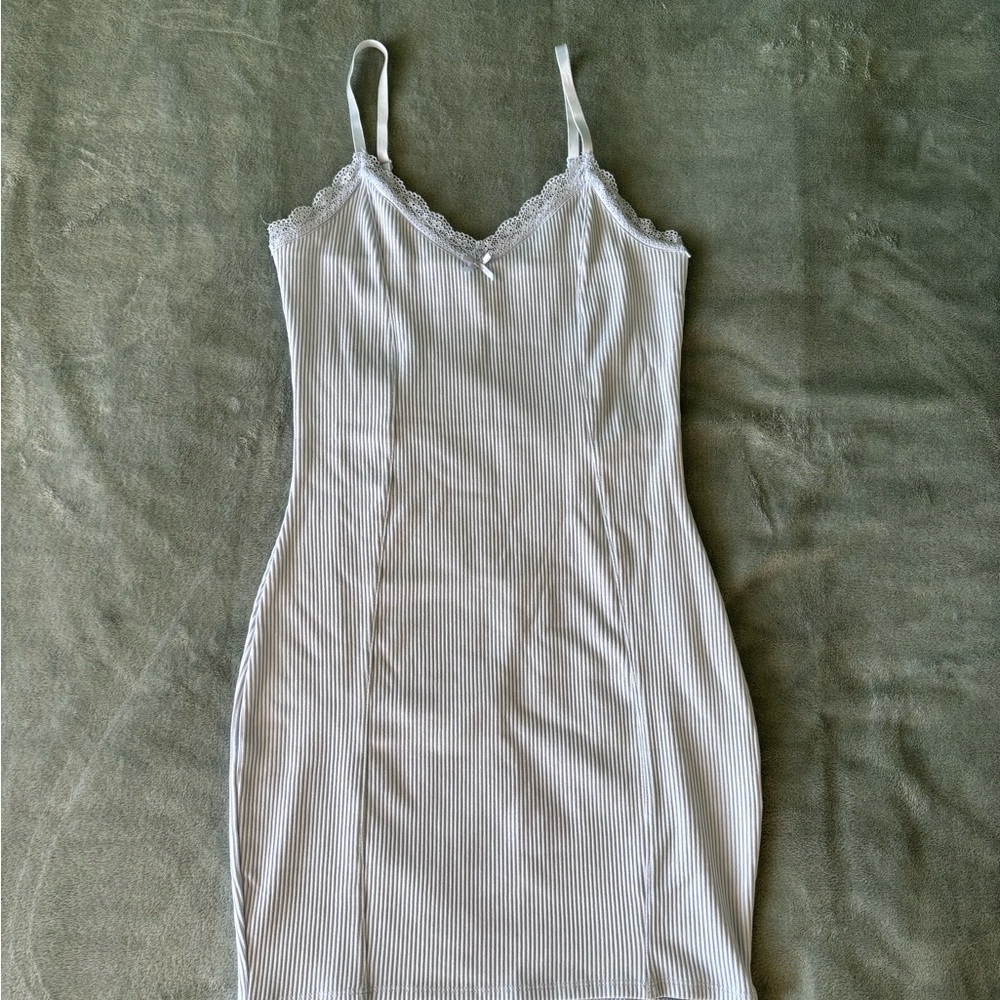 Divided Light Blue Lace-Accent Bodycon Dress - Picture 3 of 11